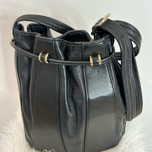 Chic Black Leather Bucket Bag with Gold Accents❤️ - Picture 4 of 13